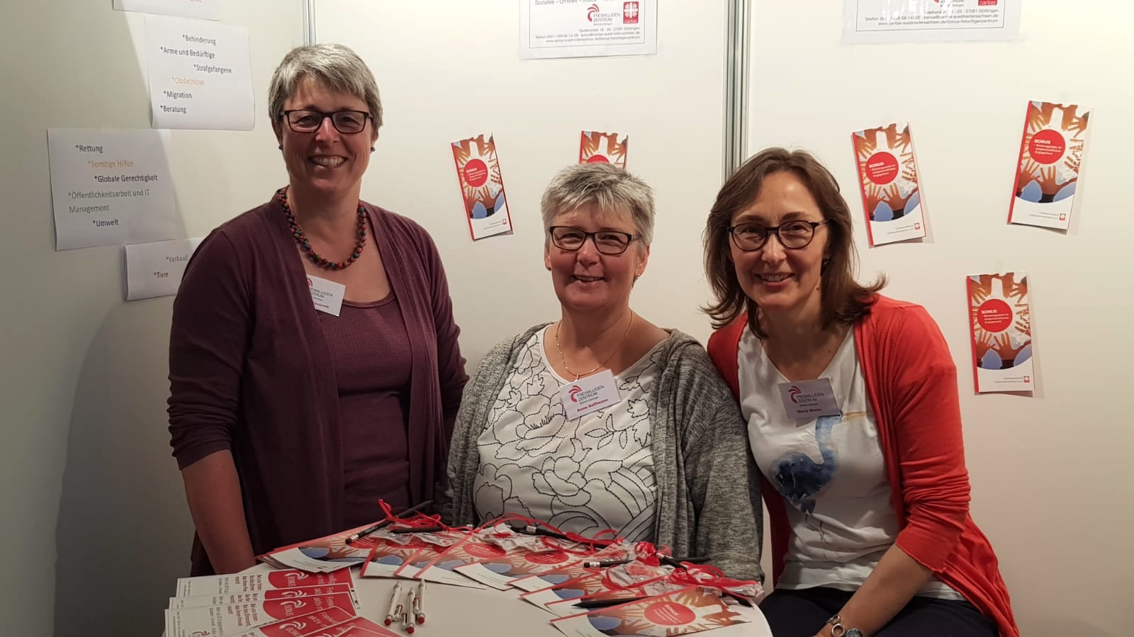 Das BONUS-Team am Messestand (v.l.): Heike Javernik, Annegret Hoffmann, Maria Weiss. Foto: Caritas