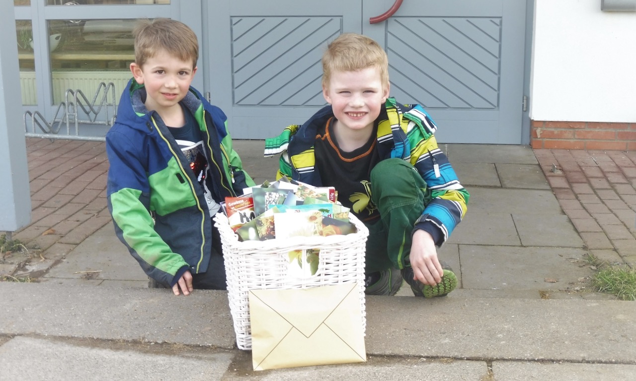 Die Kindergartenkinder freuen sich über die Antworten.