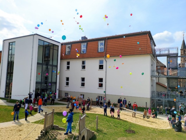 „Wir brauchen ein besseres KiTa-Gesetz, jetzt!“: bunte Luftaballons steigen mit den Forderungen der Eltern in den Himmel. | Foto: Ines Kramer
