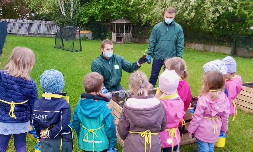 Kinder der KiTa für Alle im Inklusiven Campus Duderstadt lernen, wie Gemüse angebaut wird.