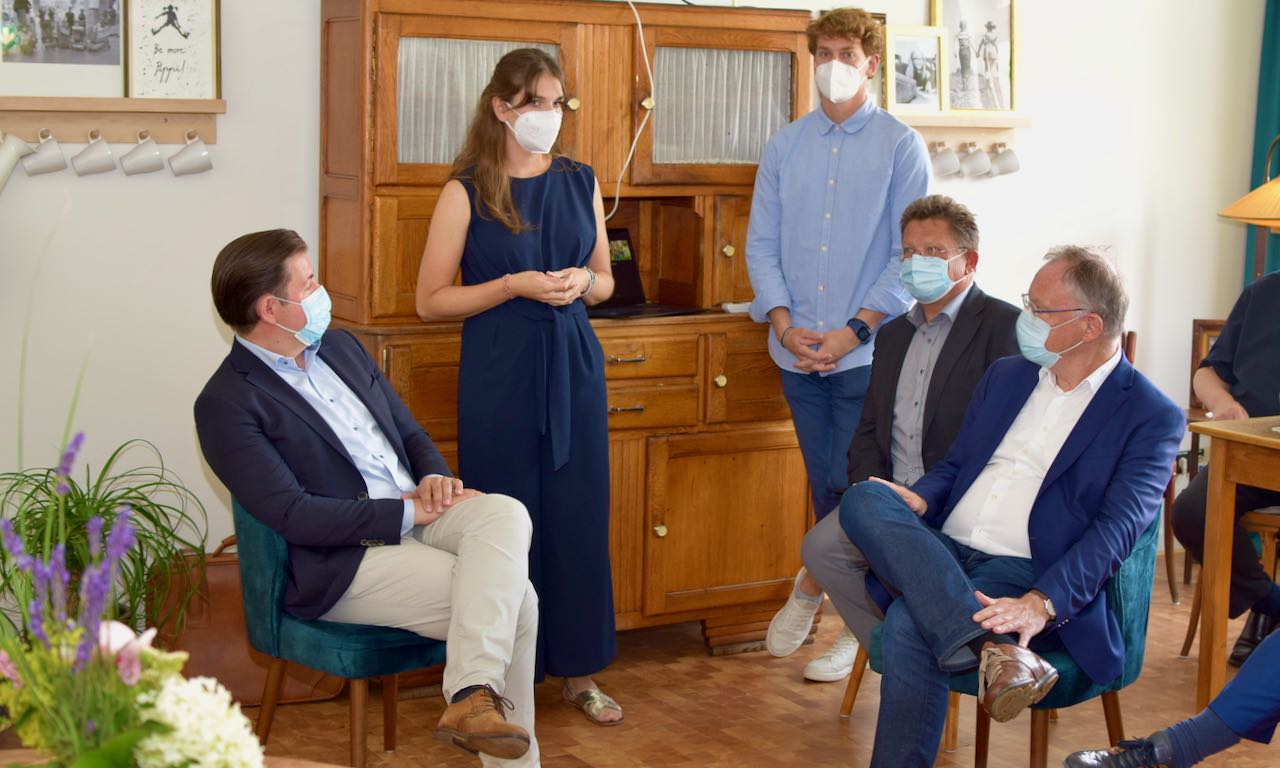 Infos zum Homeschooling-Projekt gab es im Familienzentrum (v.l.): Kreisrat Riehtig, Isabel Lubojanski, Konstantin Krolop, Dr. Andreas Philippi (SPD), Stephan Weil. 