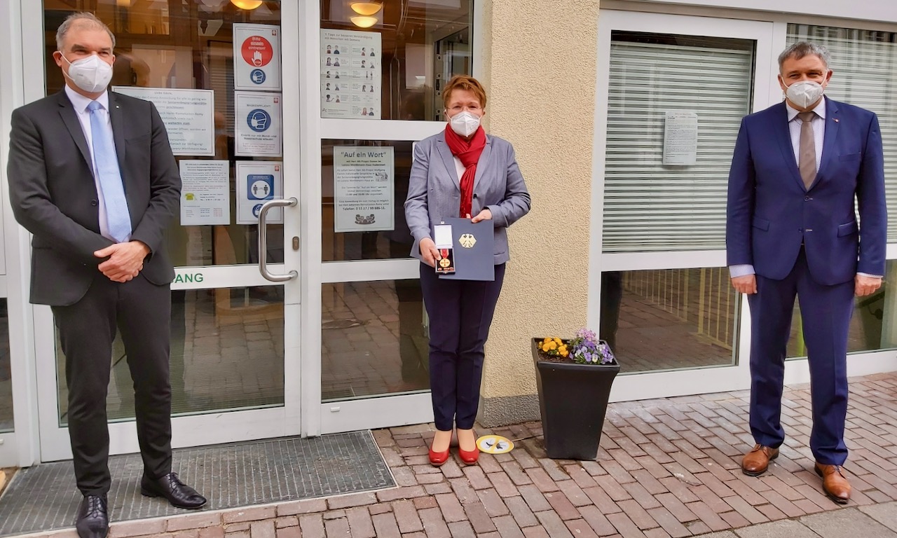 Die Lydia Ballhausen, umrahmt von den Caritas-Vorständen Holger Gatzenmeyer (l.) und Ralf Regenhardt. | Foto: Riemekasten-Remy / Caritas 