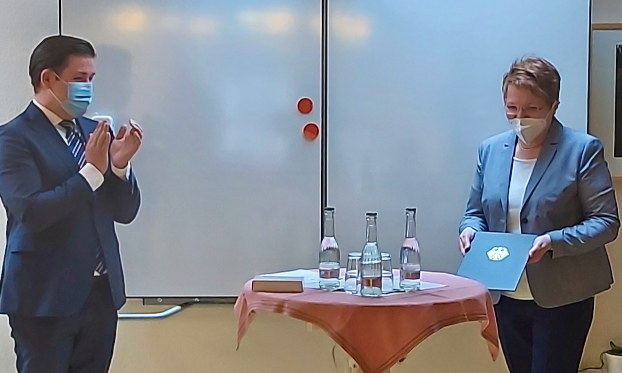 Kreisrat Marcel Riethig gratuliert Lydia Ballhausen | Foto: Riemekasten-Remy / Caritas