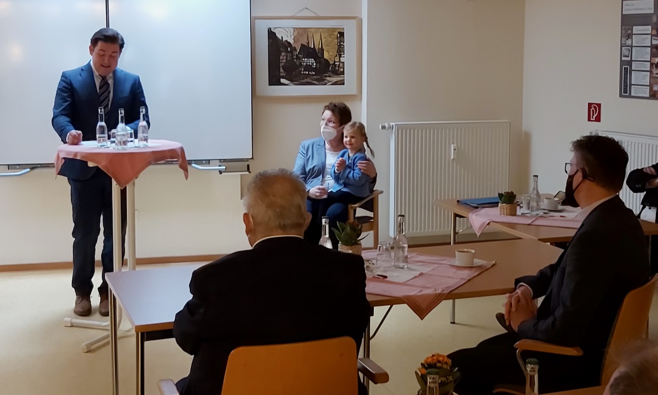 „Sie sind die Idealbesetzung“, sagte Kreisrat Marcel Riethig während der Feierstunde. | Foto: Riemekasten-Remy / Caritas