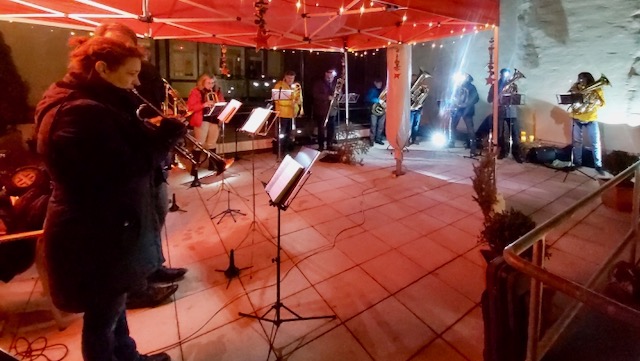 Zwölf Blechblasinstrumente erklingen auf der LWH-Dachterrasse mit adventlichen und weihnachtlichen Melodien. | Foto: Caritas