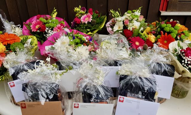 Kleine Geschenke und einen Blumenstrauß gab es für die fertig ausgebildeten und nun ehemaligen Azubis.