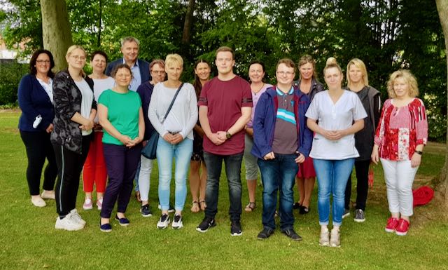 Gruppenbild mit Geschäftsbereichsleiterin Manuela Kunze (l.) und Vorstandssprecher Ralf Regenhardt (5.v.l.).