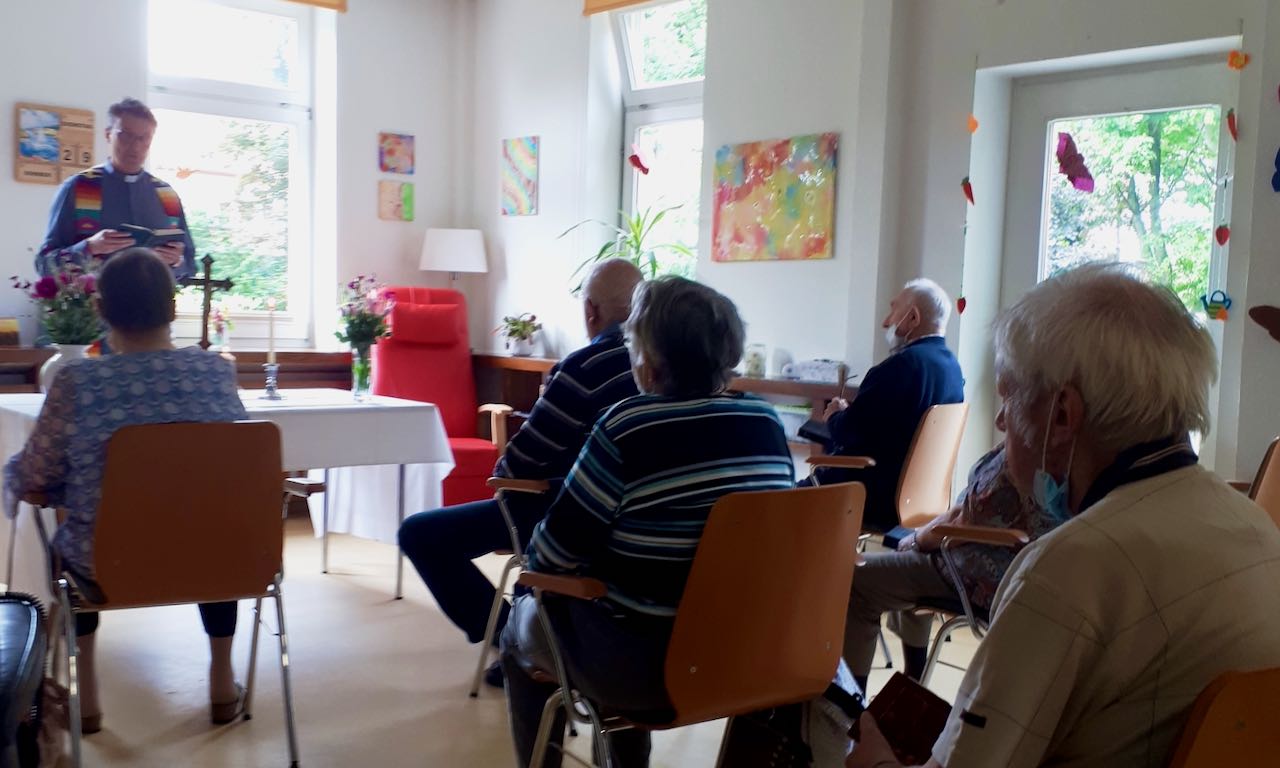 Anlässlich des katholisches Hochfestes Peter und Paul hielt Propst Berkefeld eine Andacht in der Caritas-Tagespflege Duderstadt.