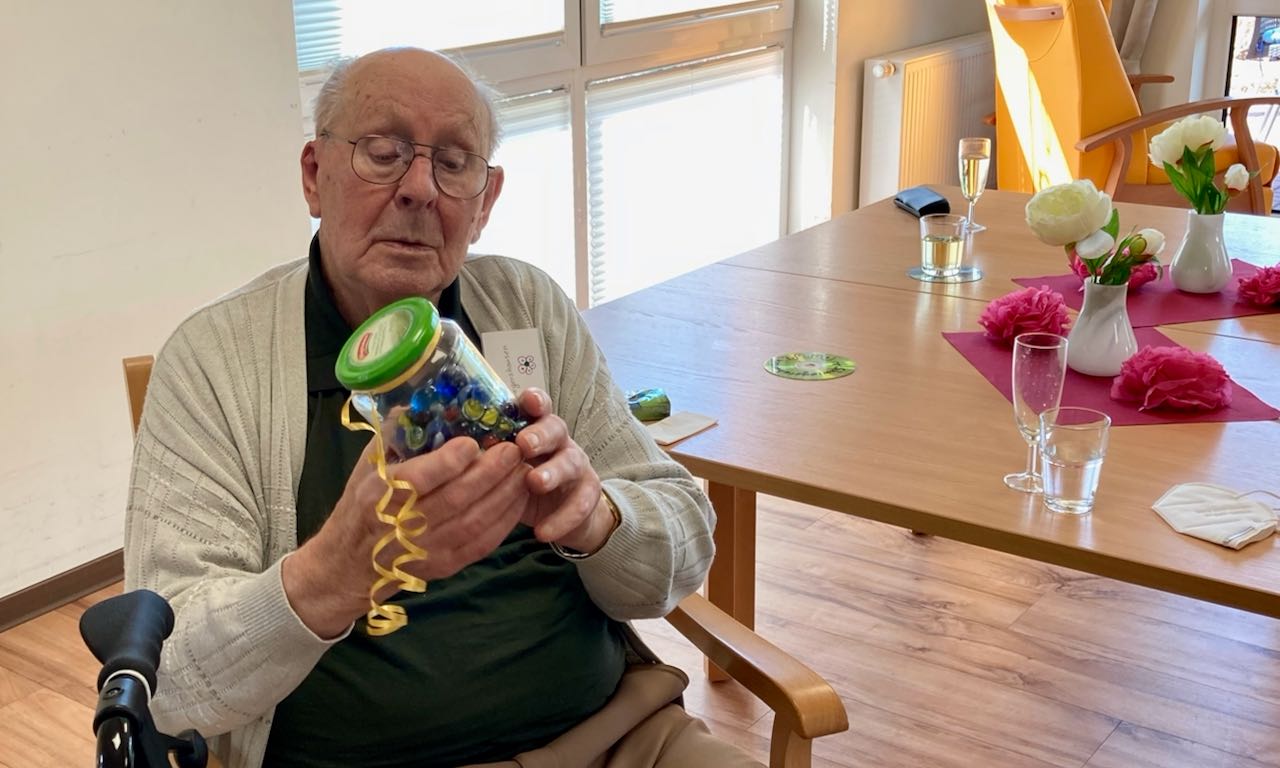 Wie viele Murmeln sind im Glas? Werner Schwiegershausen lag mit seiner Antwort richtig und gewann das Schätzspiel. | Foto: Caritas Südniedersachsen
