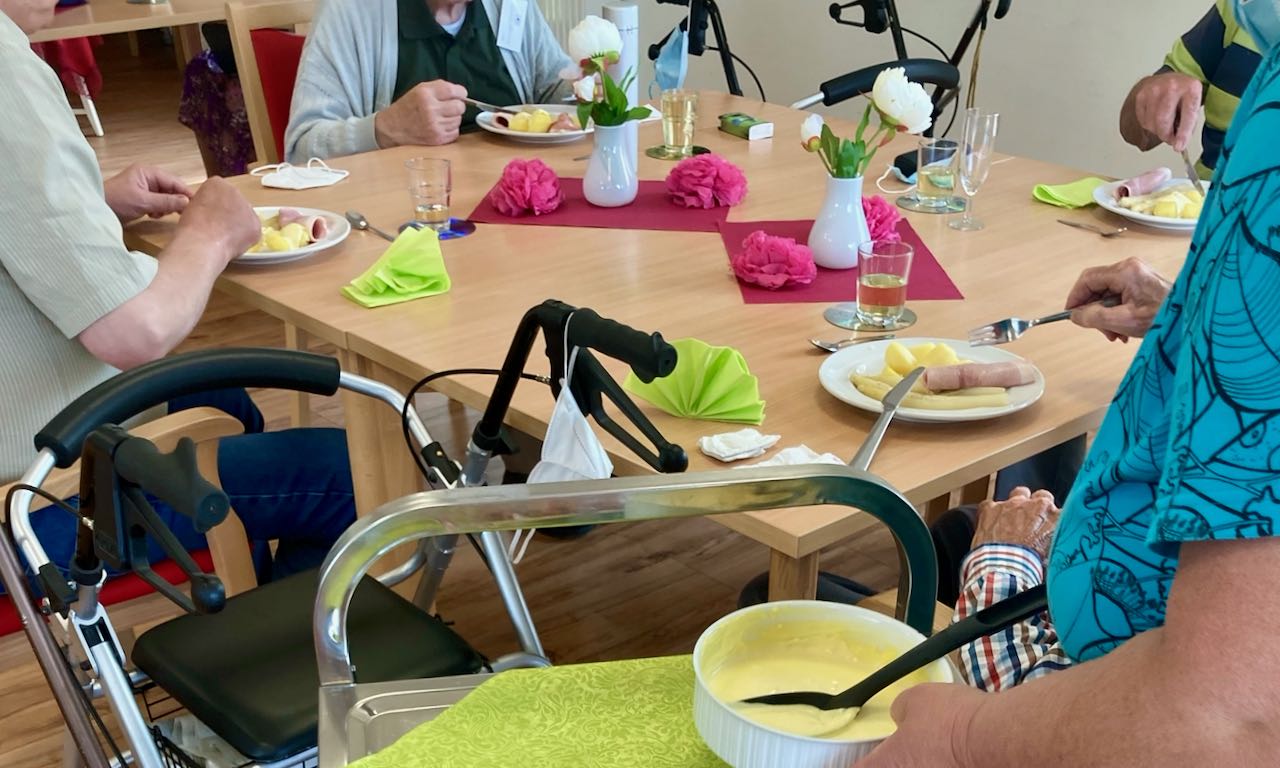 Zum Mittagessen am Jubiläumstag in der Tagespflege St. Vinzenz wurde Spargel gereicht. | Foto: Caritas Südniedersachsen
