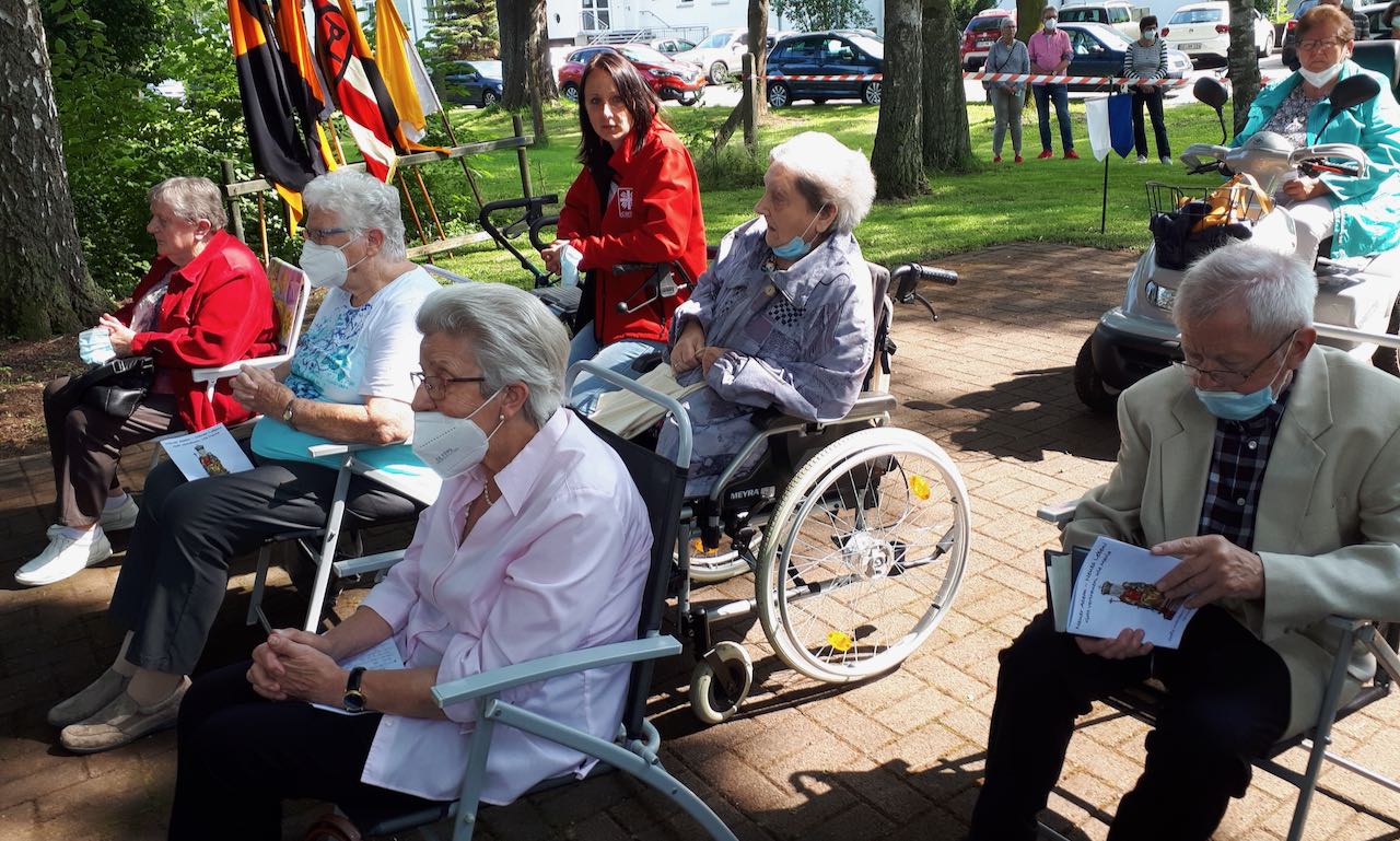 Die Pilgergruppe hatte ihren reservierten Platz während der Messe. | Foto: Caritas Südniedersachsen