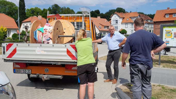 Während draußen die Wimpel vom Bauhof verladen werden ... | Foto: Isabel Lubojanski / Caritas