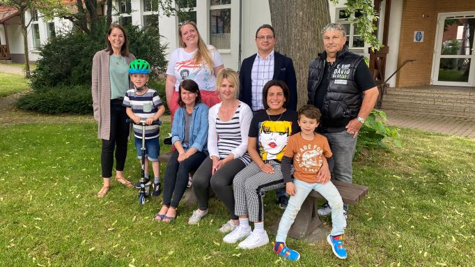 Freuen sich auf gemeinsame neue Angebote für alle Generationen in Gerblingerode (v.l.): Janine Möller von der KuLtKiDz-Elterninitiative mit ihrem Sohn Matti, Vera Rodenstock vom Familienzentrum, Kathleen Wortmann, Dorina Laue, Ortsbürgermeister Christian Wüstefeld, Maya Hillebrand mit Sohn Leopold und Seniorenobmann Robert Osburg. | Foto: Caritas