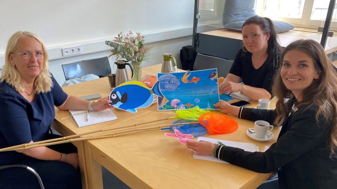 Bereiten einen Fischfang als Stadtrallye vor (v.l.): Anka-Maria Walther, Elvira Werner und Isabel Lubojanski. | Foto: Konstantin Krolop / Caritas