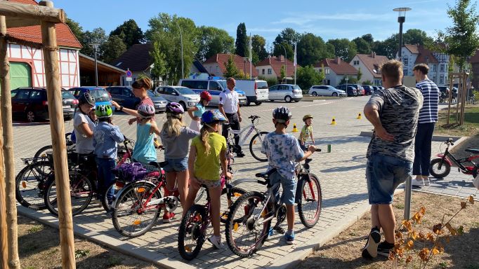 Auf dem Campus-Parkplatz wurde die Fahrradprüfung abgenommen. | Foto: Isabel Lubojanski / Caritas