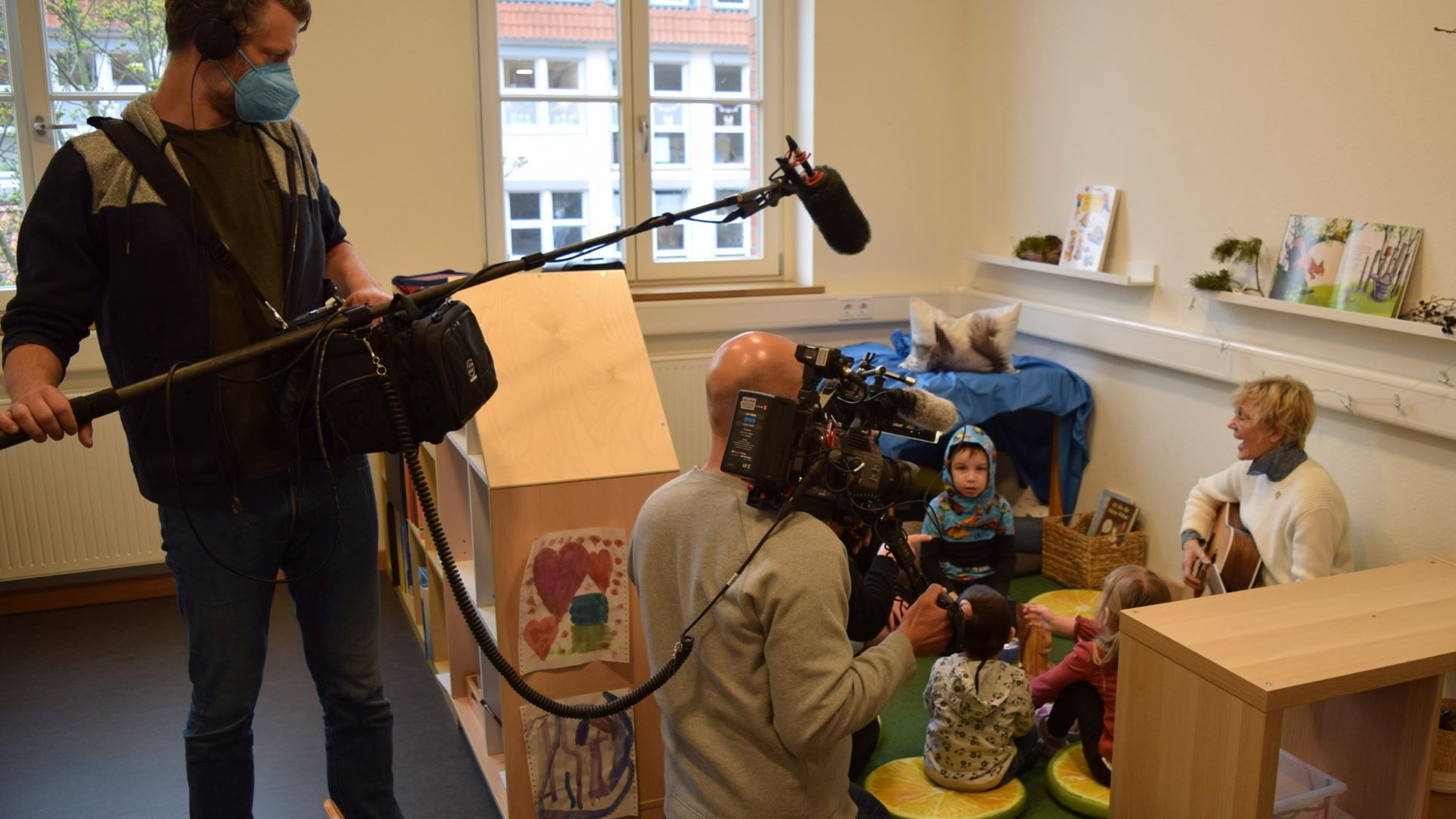 Zum Morgenkreis gehört Musik. | Foto: Broermann / Caritas