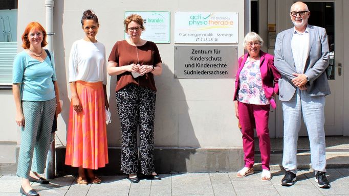 Freuen sich über die Eröffnung des Kinderschutzentrzums: Maren Kolshorn (Frauen-Notruf Göttingen), Dr. Rebekka Martínez Méndez (Caritas Südniedersachsen), Sozialministerin Daniela Behrens, Dagmar Freudenberg (Kreisverband AWO Göttingen-Northeim), Dr. Michael Bonder (AWO Göttingen). | Foto: AWO Göttingen-Northeim