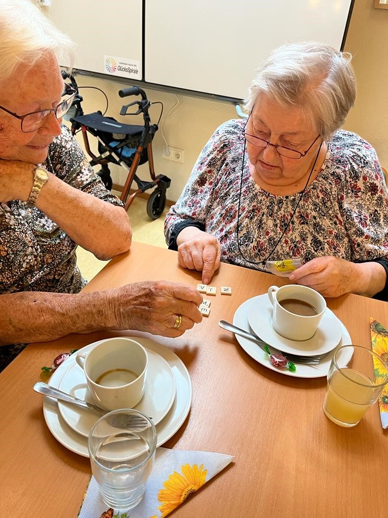 Beim Carena-Nachmittag wurde auch viel geklönt und gespielt. | Foto: Simone Lojda / Caritas