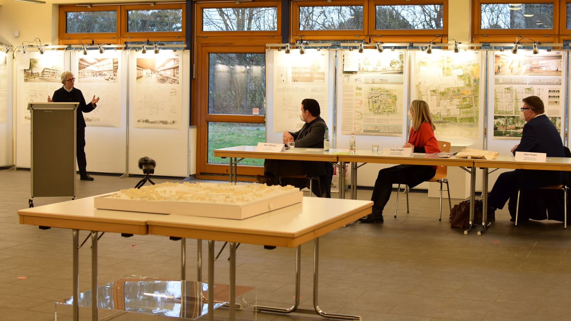Architektin Prof. Gesine Weinmiller präsentiert die Pläne des Siegerentwurfs.| Foto: Broermann / cps