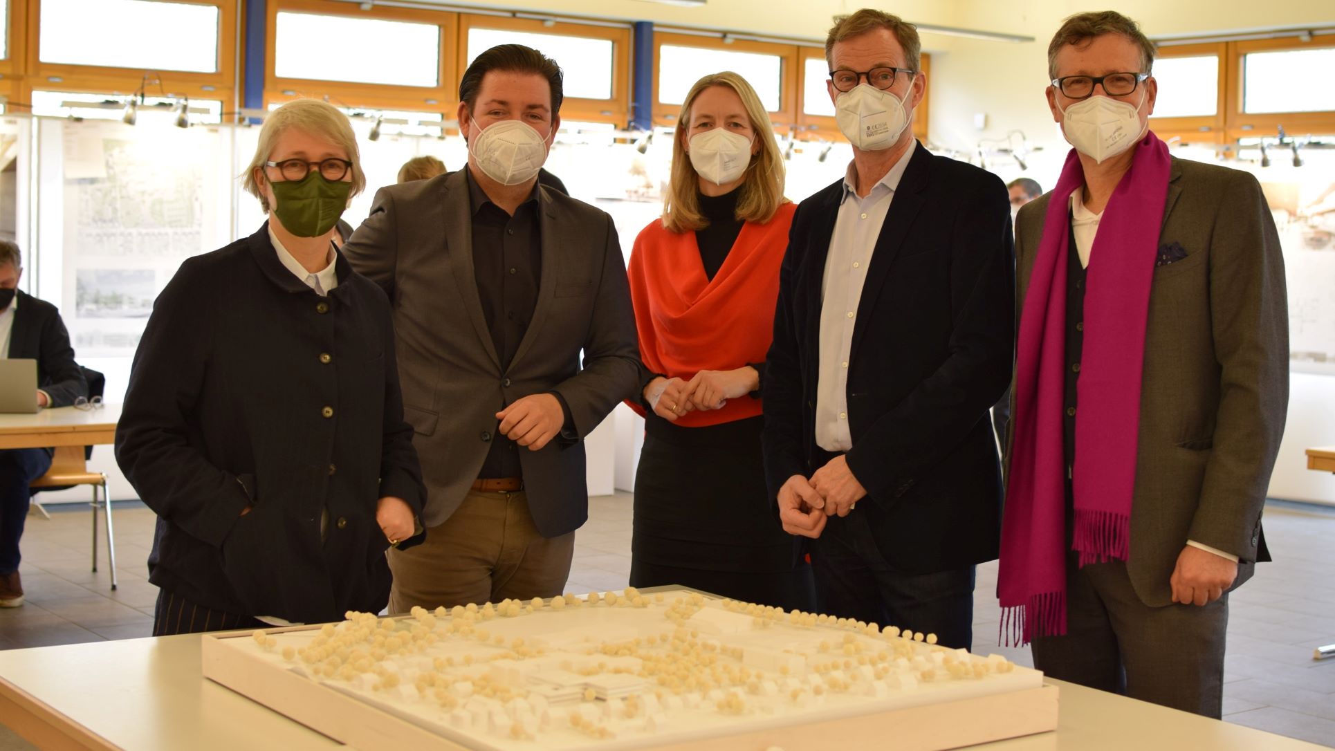Freuen sich auf den Neubau (v.l.): Architektin Prof. Gesine Weinmiller, Landrat Marcel Riethig, Kreisrätin Doreen Fragel, Bürgermeister Thorsten Feike und Landschaftsarchitekt Stephan Buddatsch. | Foto: Broermann / cps