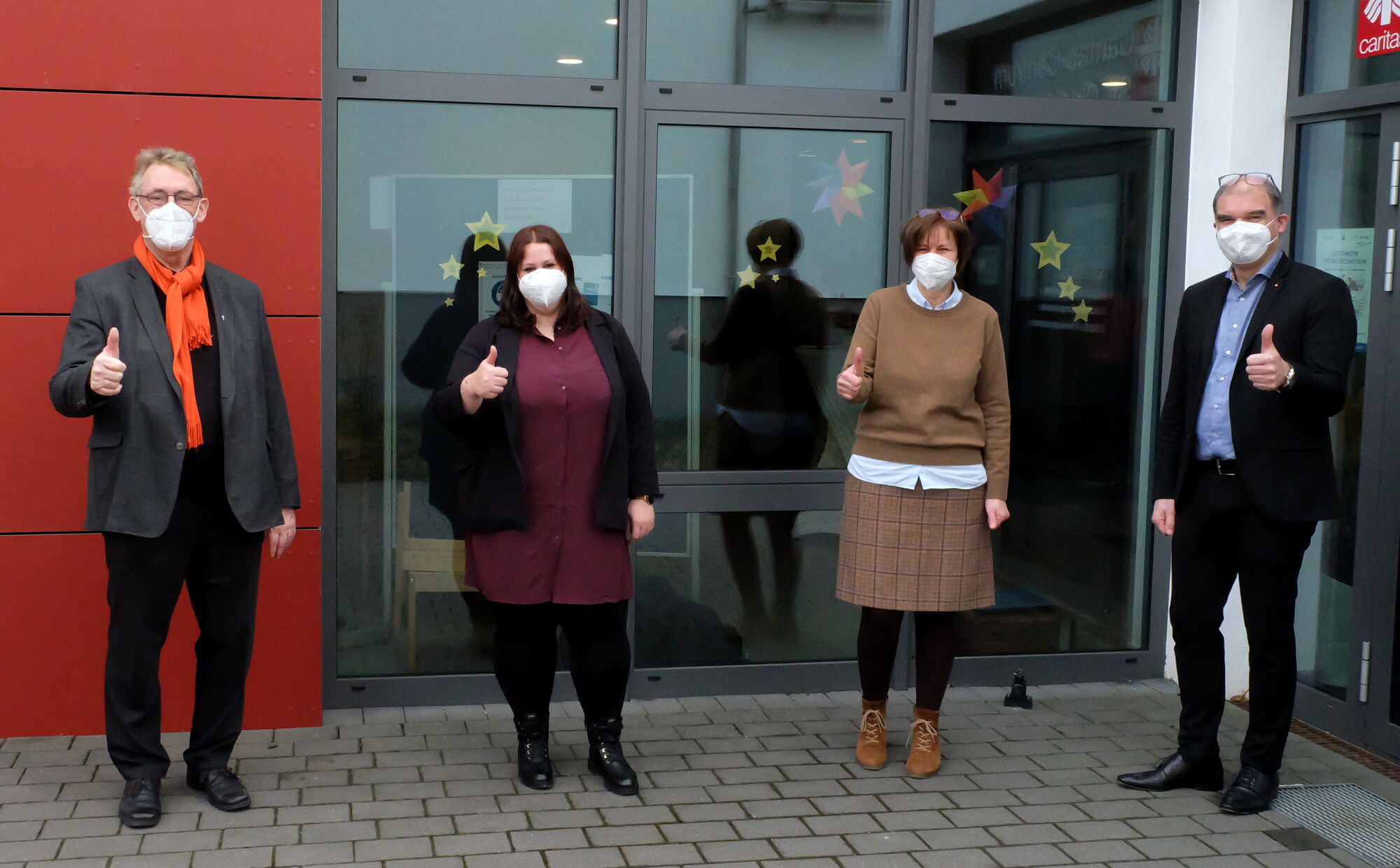 Freuen sich auf die Zusammenarbeit (v.l.): Dechant Wigbert Schwarze, Vorsitzender des Caritasrats, Kerstin Falkuß, Heike Jagemann, Leiterin des Geschäftsbereichs „Soziale Dienste und Kindertagesstätten“ und Holger Gatzenmeyer, Vorstand der Caritas Südniedersachsen. | Foto: kpg