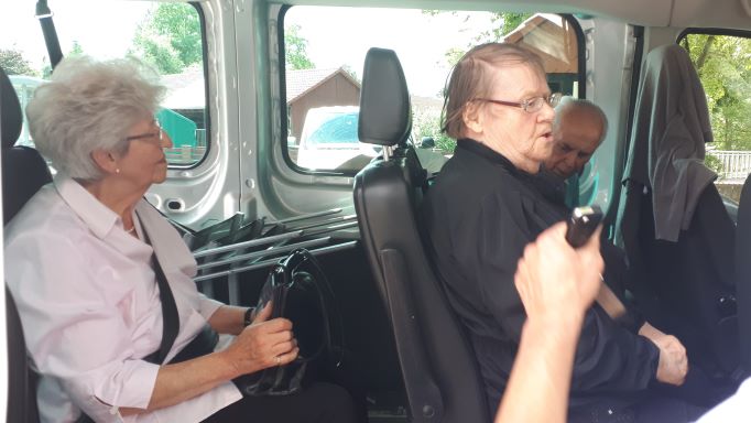 Mit einem Bus der Caritas-Tagespflege ging es nach der Wallfahrt bequem zurück nach Hause. | Foto: Stefanie Jünemann