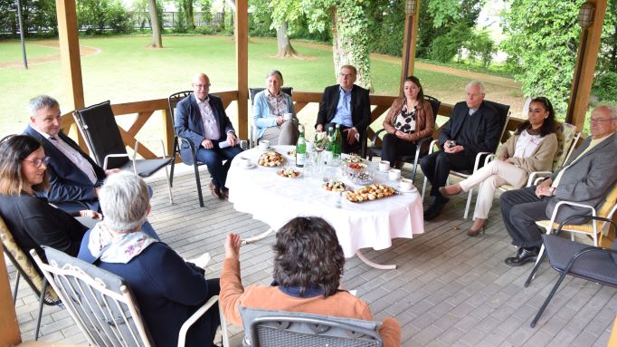 Weihbischof Dr. Nikolaus Schwerdtfeger (3. v. r.) informiert sich über die Arbeit der Flüchtlingssozialarbeit und der Migrationsberatung der Caritas Südniedersachsen. | Foto: Johannes Broermann / cps
