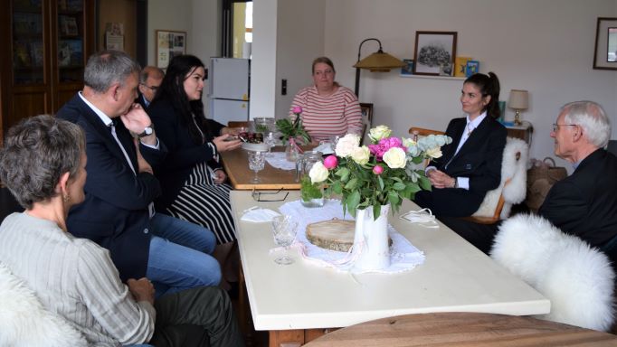 Weihbischof Dr. Nikolaus Schwerdtfeger (r.) informiert sich im Familienzentrum Duderstadt über die Arbeit der Caritas im Inklusiven Campus. | Foto: Johannes Broermann / cps