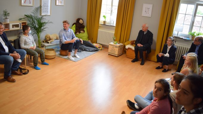 Den Kindern im FamilySchooling im Haus St. Georg beantwortete Weihbischof Dr. Nikolaus Schwerdtfeger (m.) zahlreiche Fragen rund um die Arbeit und Lebensweise eines Bischofs sowie zum Glauben an Gott und das Leben nach dem Tod. | Foto: Johannes Broermann / cps