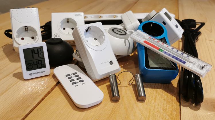 Kleine Energiesparhilfsmittel können viel bewirken. | Foto: Caritas