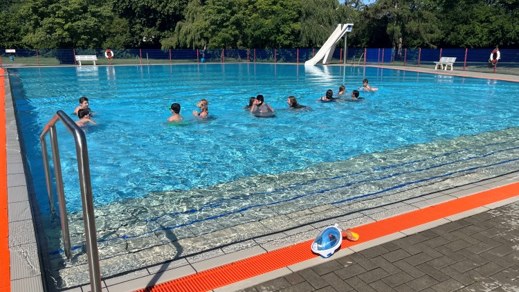Foto: Kinder im Becken des Freibads Duderstadt