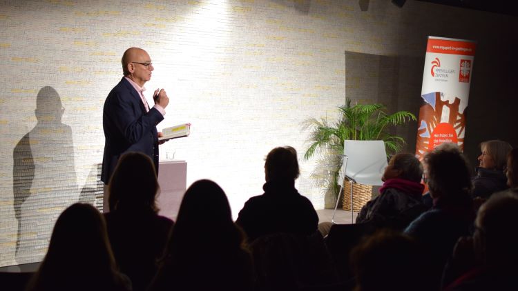 Dieter Bednarz liest aus seinem Buch „Zu jung für alt“. | Foto: Johannes Broermann / cps