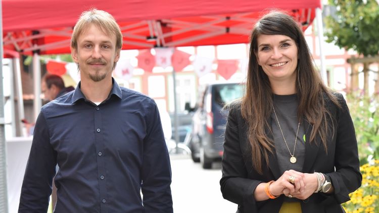 Kinderschutzexperte Michael Schiwon wurde von Isabel Lubojanski, Geschäftsbereichsleiterin Familienunterstützende Dienste, beauftragt mit der Leitung der Beratungsstelle für Kinder, Jugendliche und Eltern der Caritas Südniedersachsen. | Foto: Iris Blank / cps