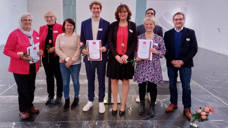 Die Freude ist groß: Stellvertretend für die ausgezeichneten Projekte hat Jurymitglied und DiCV-Vorstand Reinhard Kühn (rechts außen) sechs ehren- und hauptamtliche Caritas-Mitarbeitende geehrt. | Foto: Kimberly Krüger / Caritas