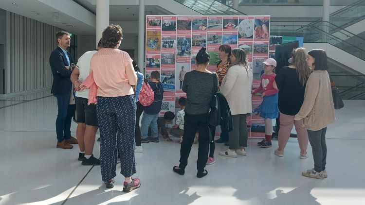 Gemeinsam mit Christian Frölich (l.) besuchte die Gruppe aus Duderstadt die Fotoausstellung im Landtag. | Foto: Caritas