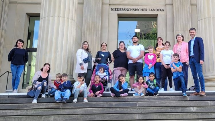 Gruppenfoto mit Kathleen Wortmann (l.) und Christian Frölich (r.) vor dem Niedersächsischen Landtag. | Foto: Caritas