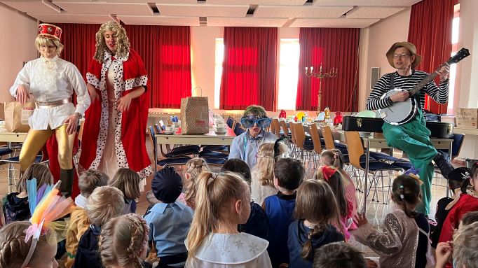 Das Caritas-Prinzenpaar besucht den MitMachChor im Pfarrheim St. Cyriakus. | Foto: Caritas