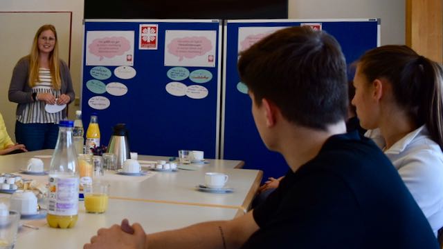 Gesprächsthemen für das Azubi-Frühstück wurden auf Stellenwänden gesammelt. | Foto: Broermann / cps