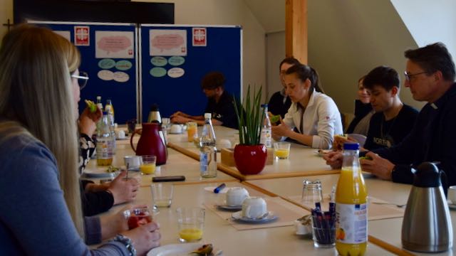 Schnell kam Propst Thomas Berkefeld (r.) beim Azubi-Frühstück ins Gespräch. | Foto: Broermann / cps