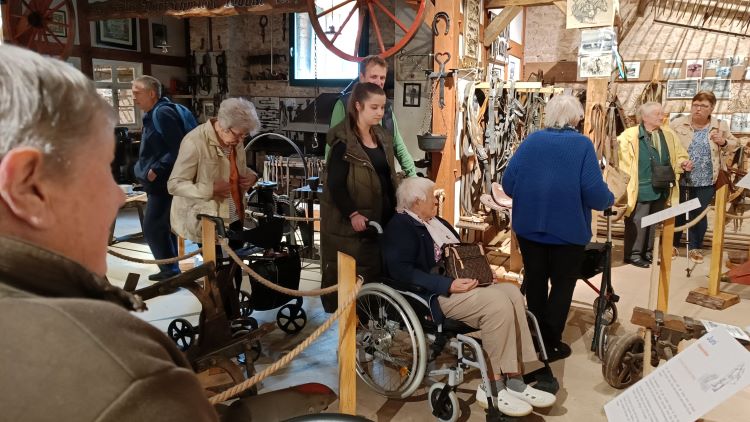 Die Gäste aus Duderstadt betrachten im Landwirtschaftsmuseum Waake viele interessante Dinge. | Foto: Caritas