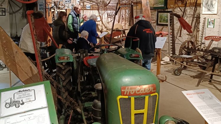 Die Gäste aus Duderstadt betrachten im Landwirtschaftsmuseum Waake viele interessante Dinge. | Foto: Caritas