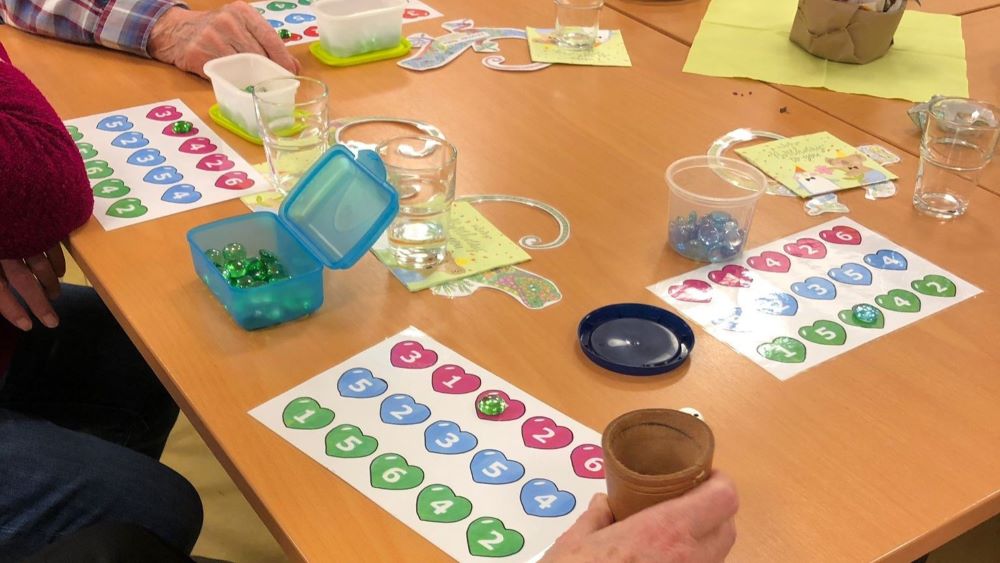 Herz-Würfelbingo fördert die Konzentration und die Motorik der Teilnehmenden. | Foto: Caritas