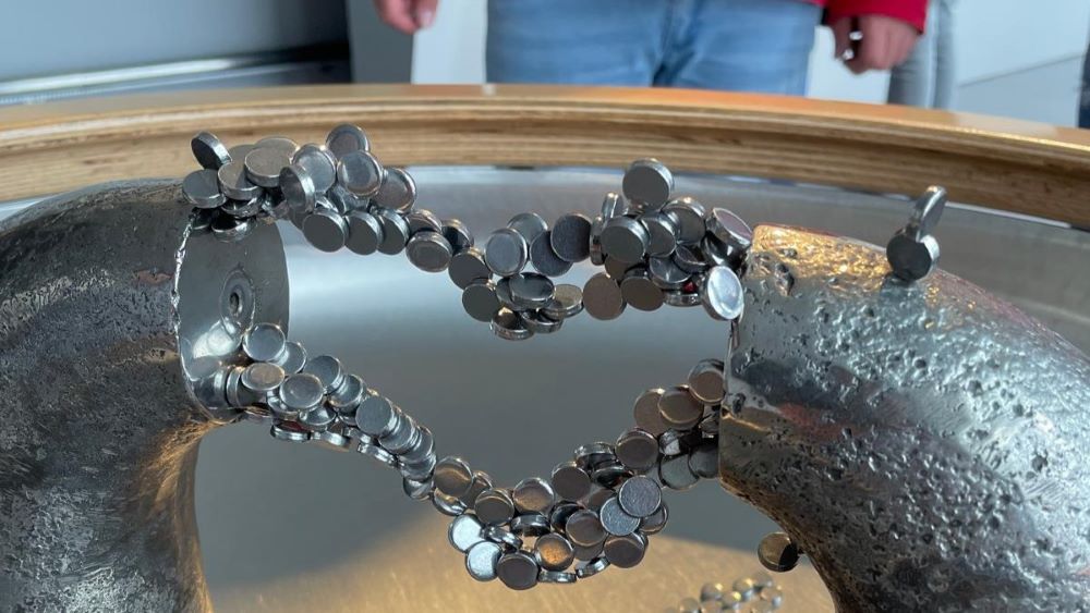 Aus vielen kleinen Magneten wurde ein Herz geformt.