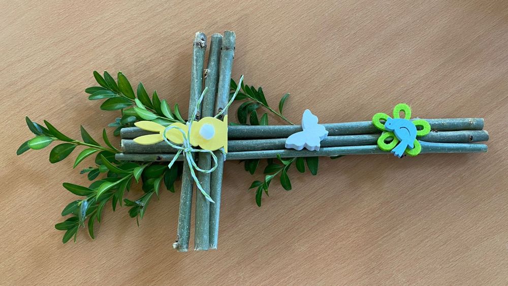 In unserer Tagespflege wurden Palmkreuze aus Naturmaterialien gebastelt.