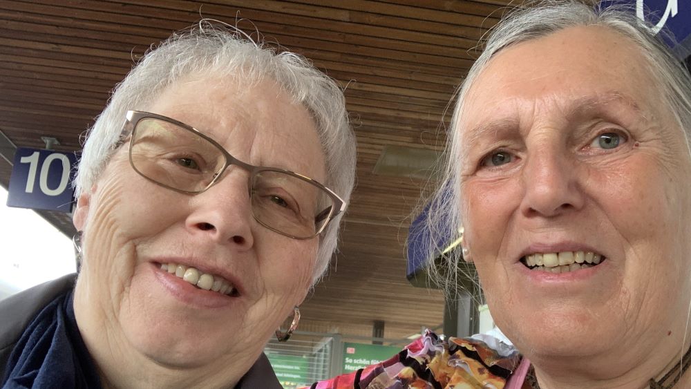 Martina Bernhard und Gerdi Breuksch aus Duderstadt haben an der Fahrt nach Linz in Österreich teilgenommen. | Foto: Caritas
