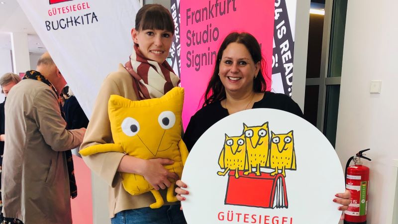 Freuen sich über das „Gütesiegel Buchkita“: Antonia Bode (l.) und Kerstin Falkuß auf der Frankfurter Buchmesse. | Foto: Caritas