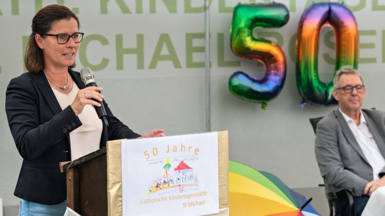 Maria Karaus überbringt die Glückwünsche der Stadt Göttingen. | Foto: Niklas Richter / cps