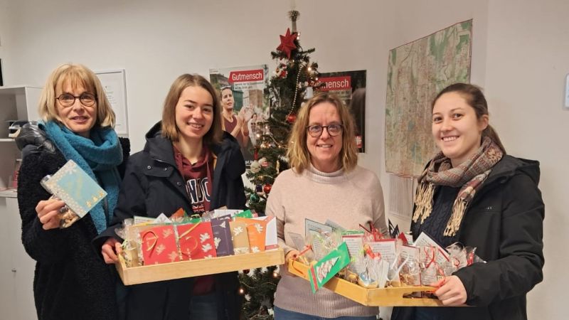 Weihnachtsgrüße gegen die Einsamkeit übergibt die khg an die Caritas (v.l.): Daniela Ramb, Johanna Ertle, Edelgard Lietzow und Tirza Wigand. | Foto: Caritas