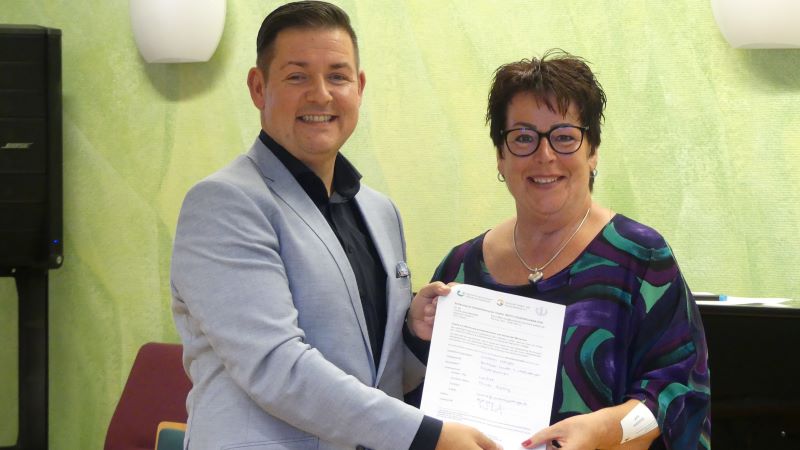 Landrat Marcel Riethig hält mit Christiane Koch die unterzeichnete Charta. | Foto: Torben Gebert