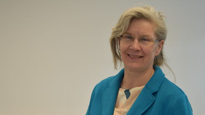 „Wir fliegen alle auf dieser kleinen, blauen Murmel durch‘s große, kalte Weltall: Wie sinnlos, diese kleine Murmel in noch kleinere Schnipsel zu unterteilen, in denen jedes verlorene Grüppchen selbst klarkommen soll! Wir haben genug gemeinsam zu tun, um die aktuellen Probleme der Welt zu lösen.“ – Friederike Smilge, Caritas-Fachstelle für Sucht und Suchtprävention Duderstadt